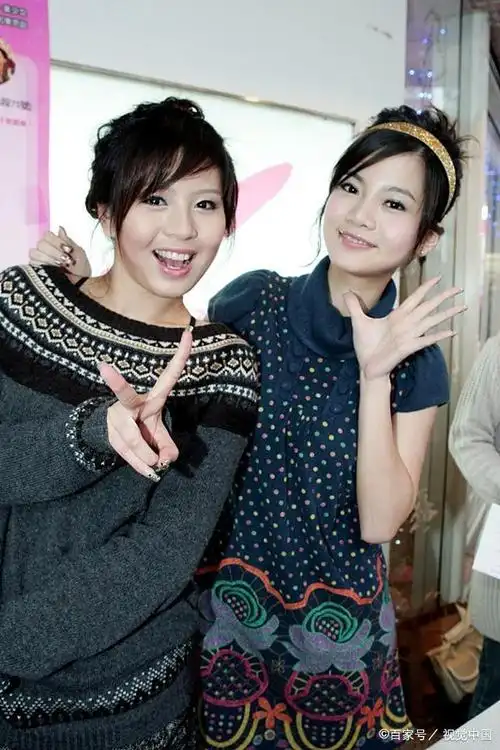 刘品言与曾之乔2002年一起组成sweety以演唱组正式出道演艺圈,那时她