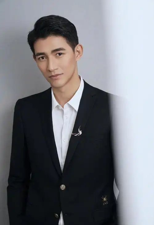 模特腿长比例,男模特腿长的比例(他们的腿长是黄金比例啊)