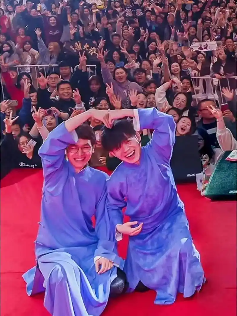 孙九芳郭霄汉 #芳汉  今天芳汉一起直播 大家都在刷屏让芳 - 抖音