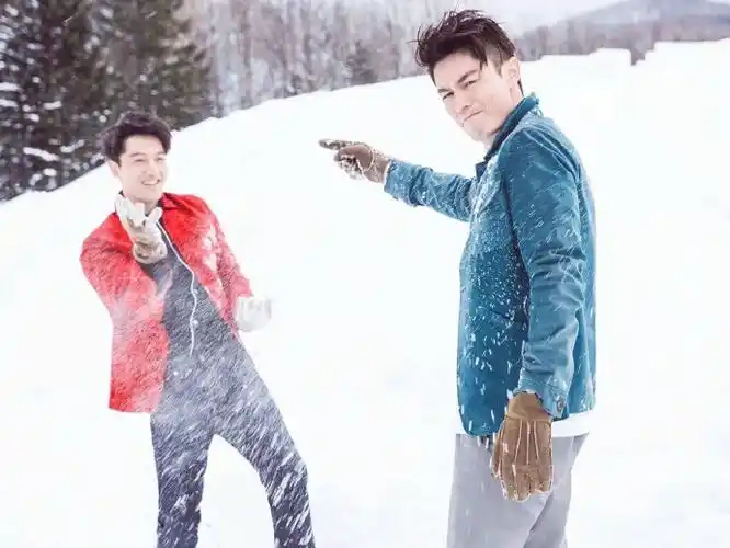 胡歌##霍建华#同登《时尚芭莎》ipad版,雪地里一起打雪仗,像两个长不