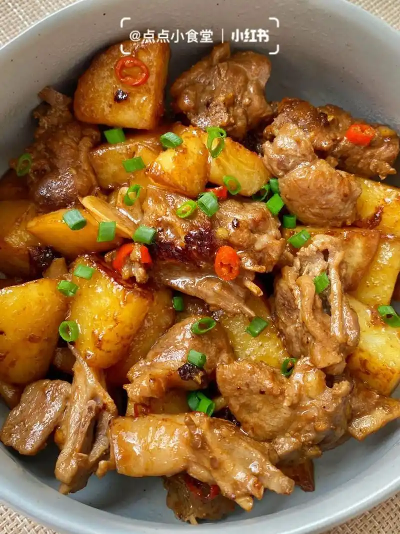 巨巨巨好吃的土豆焖鸭 今天跟大家分享一道巨巨巨好吃的土豆焖鸭,鸭肉