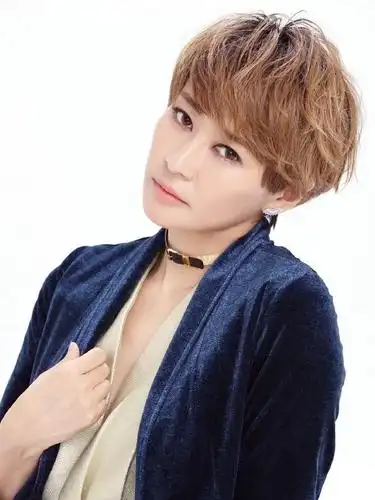 梁静剪掉十年长发仙气飘飘,穿蓝色上衣配西裤简约清爽,干练高级