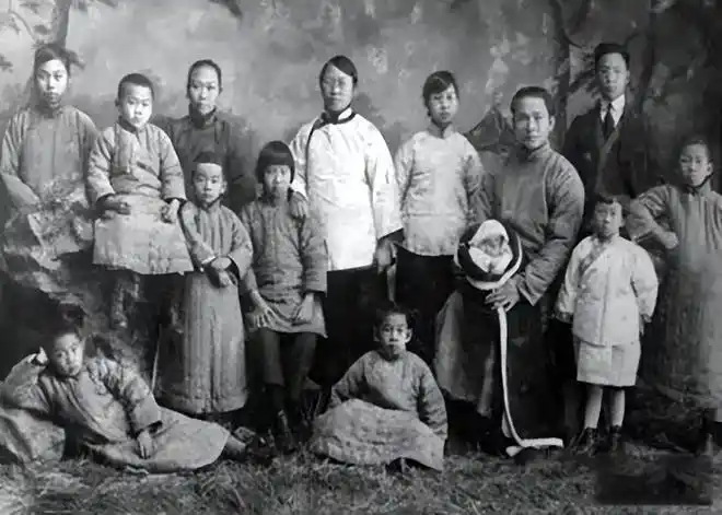 2005年汪精卫儿子回国祭拜父母跪像,含泪说出一句话,让人为之动容