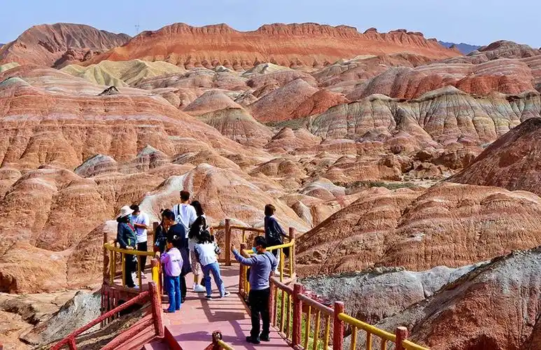 国庆假期张掖七彩丹霞景区热力不减人气高涨