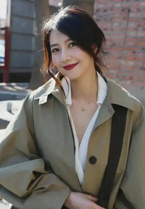 高圆圆近照罕见封神最新街拍造型太时尚穿风衣大秀日式风美感