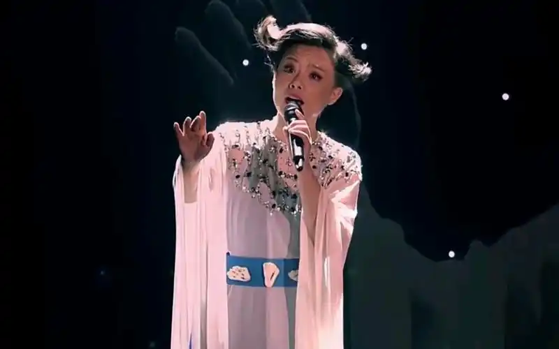 油管网友看龚琳娜《小河淌水》:真是世界级的艺术家?