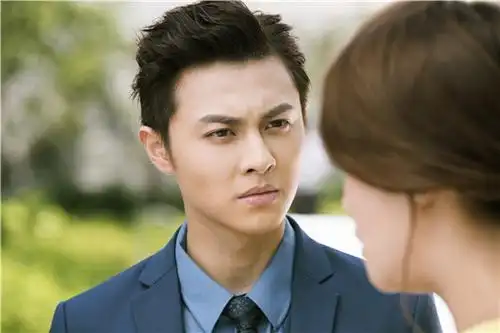 邱胜翊雨戏敬业 寒冬深夜淋雨