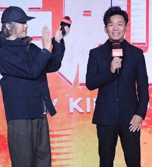 星爷和王宝强同台宣传新电影,谁注意到王宝强的手,网友紧张了