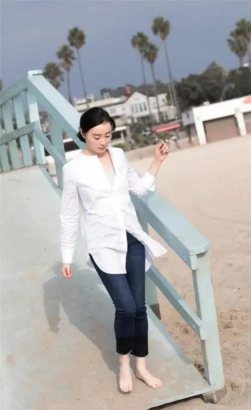 清新之花吴越罕见亮相穿丝绒礼服秀好身材45岁至今单身