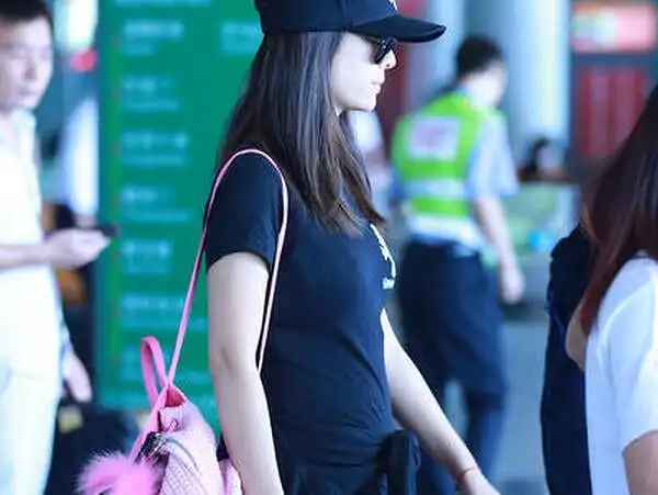 林心如挺孕肚穿一身黑 背粉色包包流露少女心