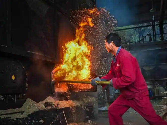 湖北锅炉工烧煤时发现一黑疙瘩,"专家"主动找上门,估价280万