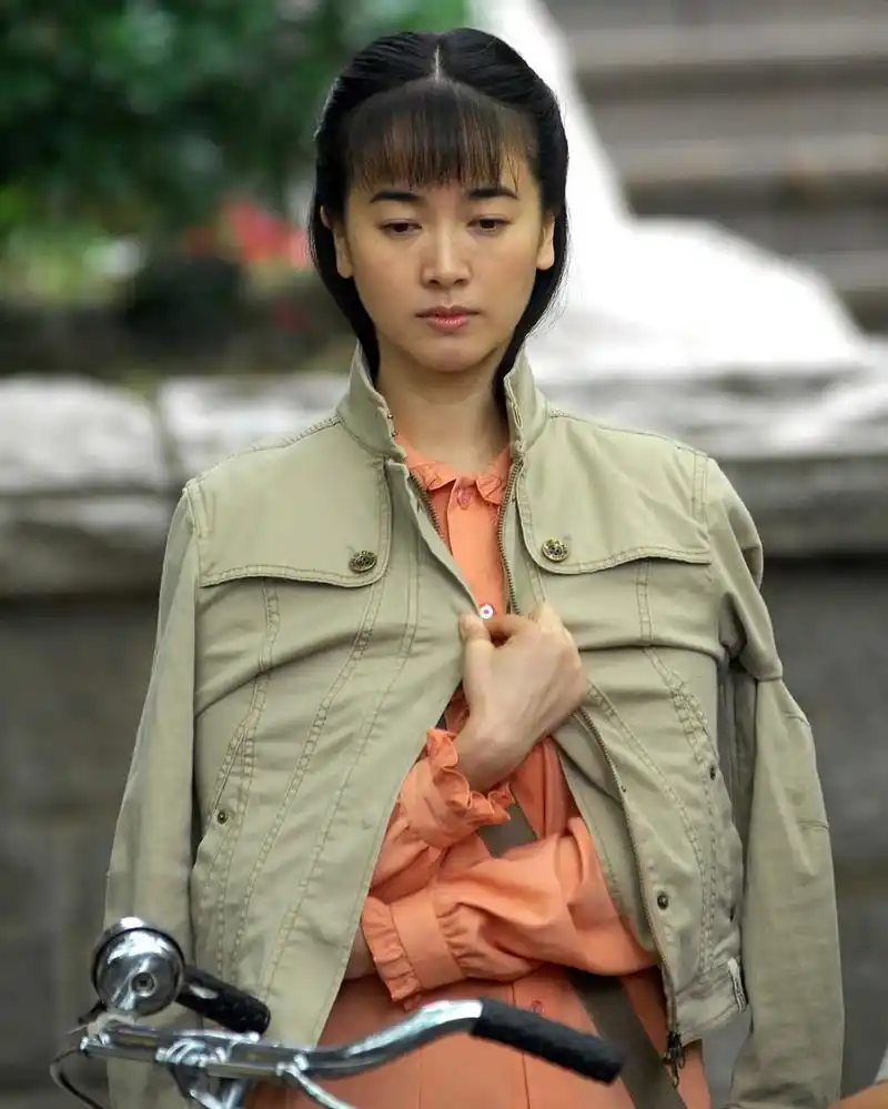 左小青,全裸出境,被禁播十年,47岁高调重返娱乐圈  左小青这位闪耀在