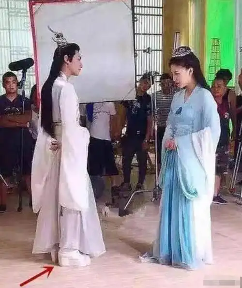 回顾难怪影视剧只有上半身,镜头下移后,是观众看不了的"尴尬全景"