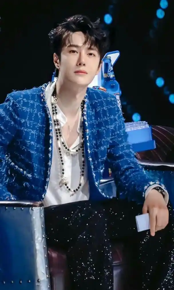 万万没想到,男人穿"小香风"比女人还惊艳,看王一博就知道了