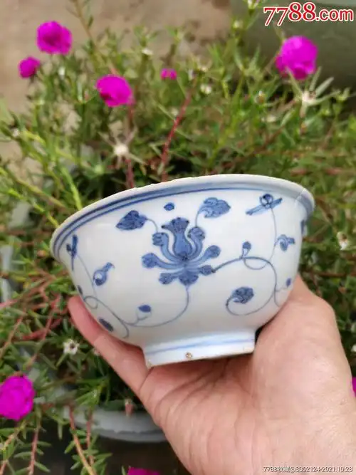 明代青花缠枝花卉碗