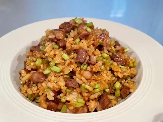 100种好吃的饭雪花牛肉粒芦蒿炒饭