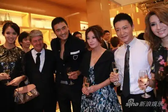 组图:胡兵李宗翰亮相开幕礼 型男气质受青睐