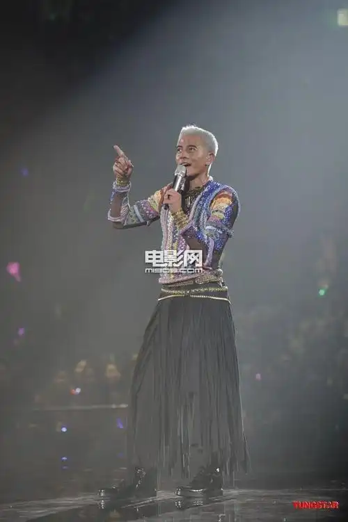 郭富城演唱会首场开幕 白发白眉登场大跳特技舞