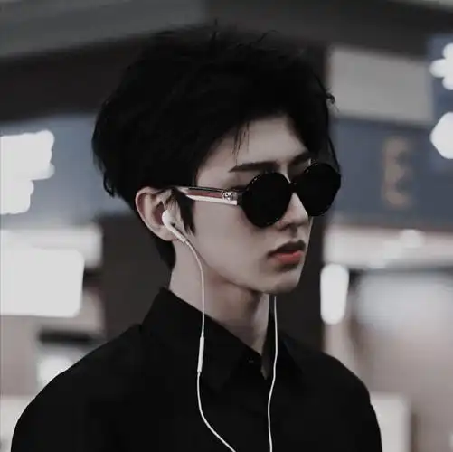 墨镜一戴谁也不爱/蔡徐坤拽头