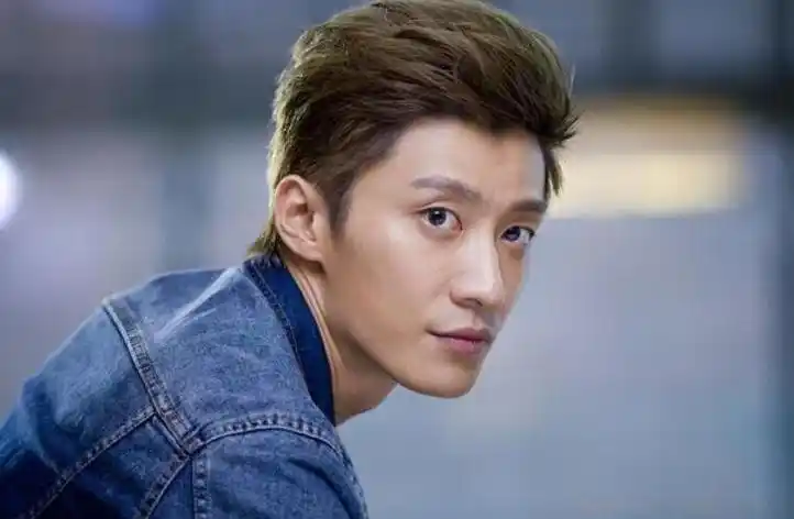 关于乔任梁的死因在网上一直都是议论纷纷,有人说是遭到娱乐圈人的