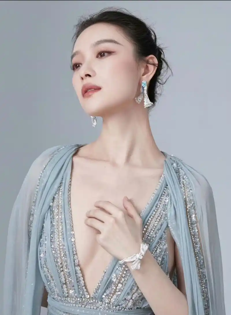 倪妮深v造型美拍  #心随星动