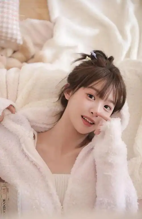 毛绒版白色休闲好看的睡衣美女既漂亮又可爱很适合这样的穿搭