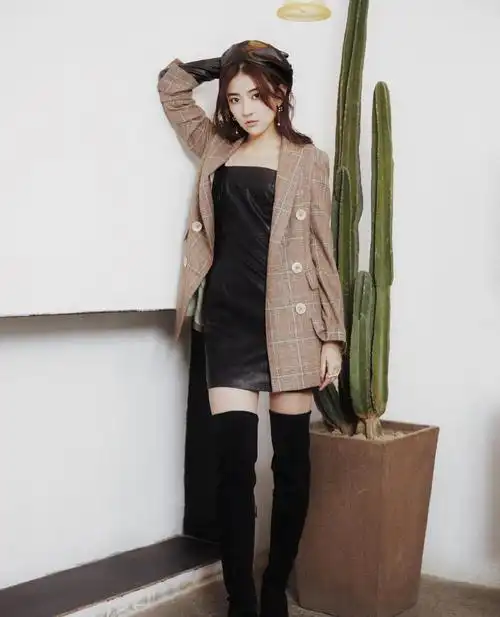 梁洁也太会穿了白色衬衫配淡蓝色热裤清爽时髦又遮肉