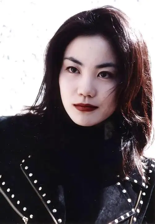 来看看王菲刚出道没整容前的照片吧