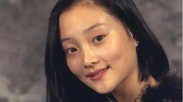 李小璐1998年旧照曝光,前后对比整容迹象十分明显!