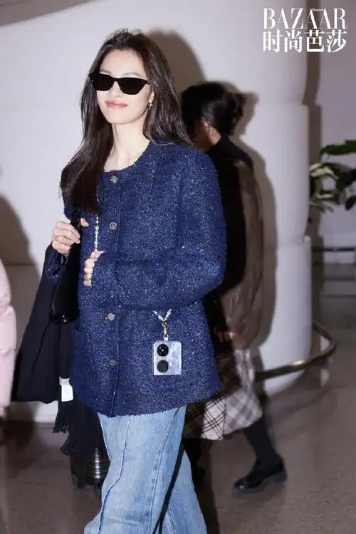 钟楚曦的巴黎fashiondiary#@钟楚曦现身机场,正式启程巴黎时装周.