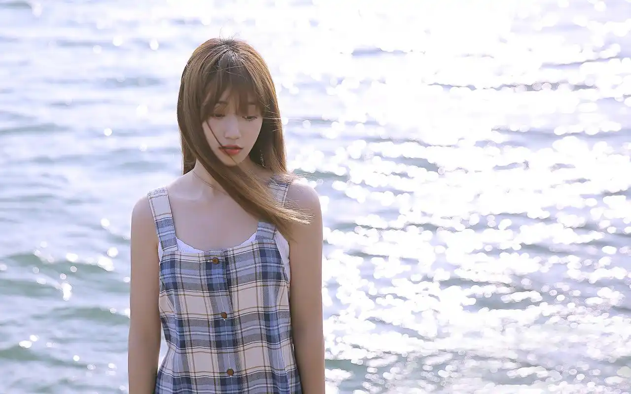 清纯长美女海边高清桌面壁纸