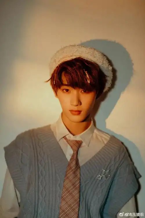摄影师晒丁程鑫旧照#摄影师晒之前给丁程鑫拍的一组写真,白衬衫 马甲