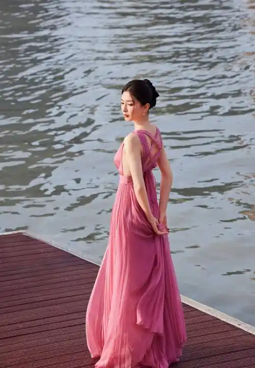 江疏影粉色深v裙写真,精致迷人,时尚撩人_湾区_气质_连衣裙