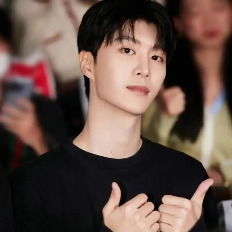 范丞丞与乐华结束合作,他成立了个人工作室独立运营,他现在的后台是