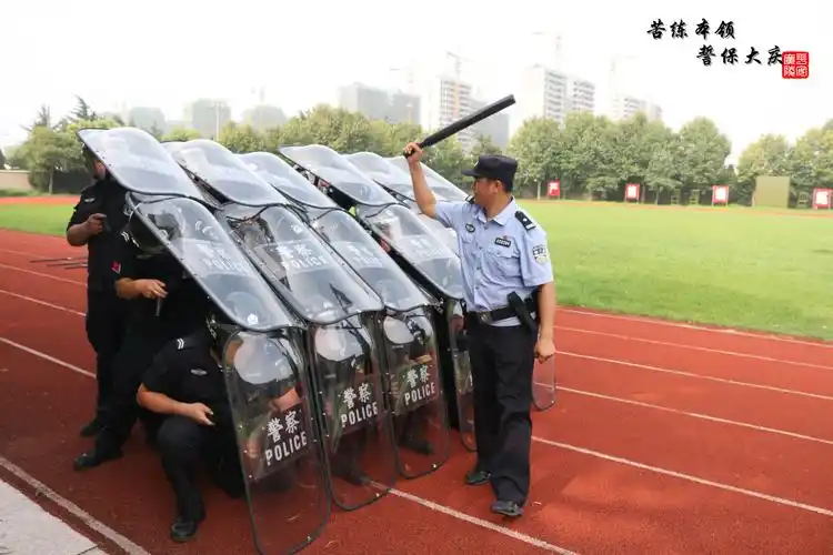 盾牌防暴队形,用盾牌组成防护墙,在暴恐事件中可有效挫败对方冲击我方