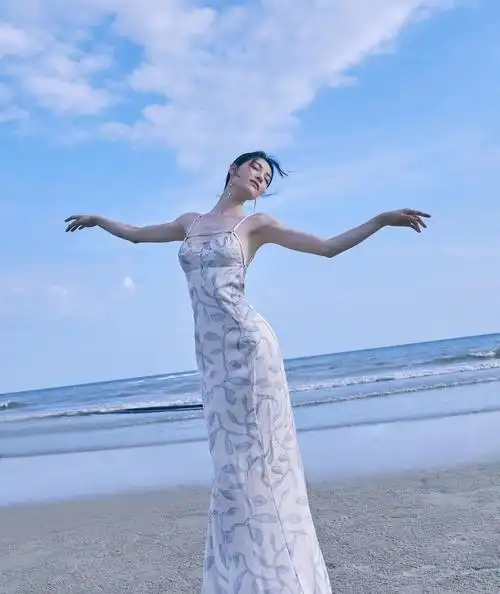 钟楚曦印花吊带长裙拍照,沙滩漫步,明艳动人!__财经头条