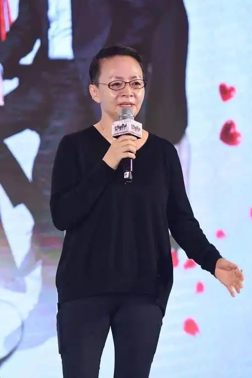 看路人晒宋丹丹合影才发现滤镜后还这么老但比医美的强太多