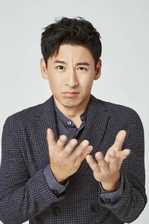 "吕一听完一抬头,想起了之间朋友给自己介绍的男朋友就是这个人.