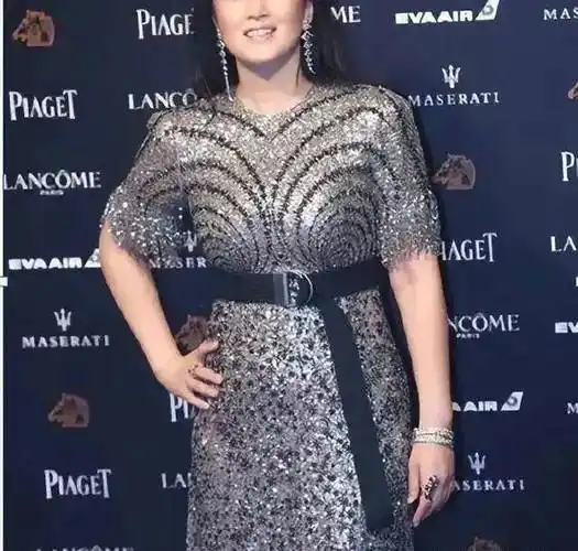 58岁巩俐近照吓坏网友,胖到快200斤了,"千面巩皇变成老奶奶"_身材