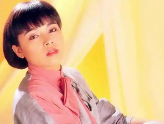 台湾歌手千百惠定居成都!千万豪宅曝光,花园养锦鲤,装修似宫殿