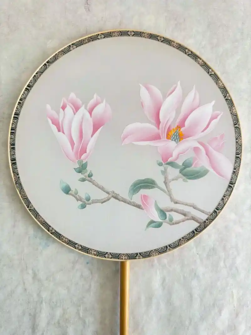 《粉玉兰》#纯手绘 #工笔画 #古风扇子 - 抖音