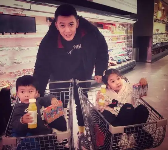 cba帅哥杨鸣晒儿女照娇妻很漂亮带父母吃羊肉串享天伦之乐