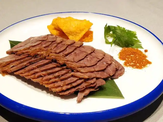 家常必备牛肉片,感觉跟啤酒是绝配,基本纯瘦,被片的一片片的摆在