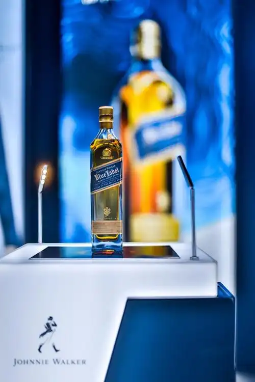 作为尊尼获加常规系列的顶端,蓝牌威士忌自推出以来,便在各种国际酒类