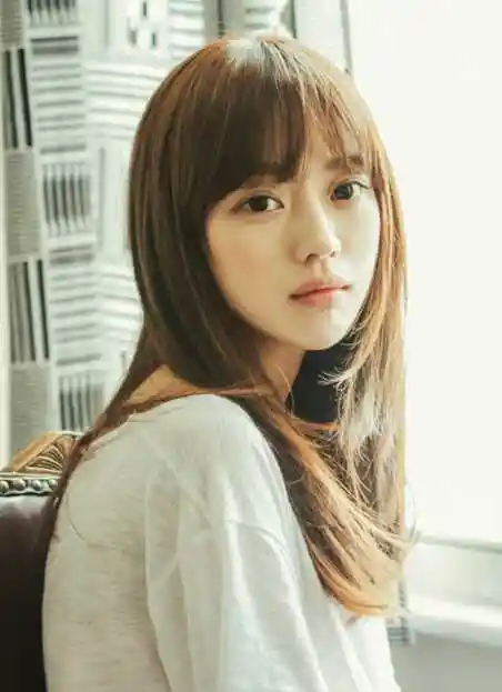 齐刘海中长直发发型好看又有气质_爱靓网