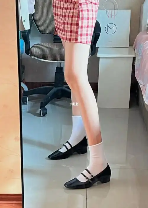 黑皮鞋白袜子有点小复古
