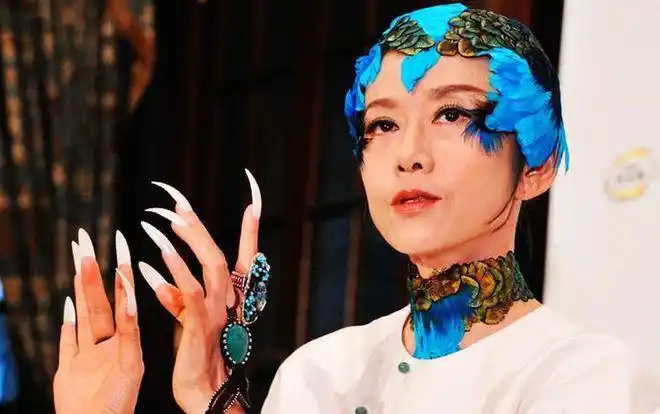 杨丽萍指甲太长按电梯按摩都用指关节每年光保养就得10几万