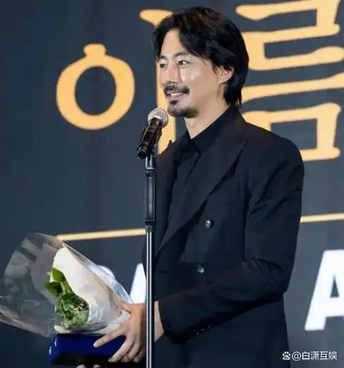 最近,赵寅成的新造型引发了一场关于他形象的讨论.