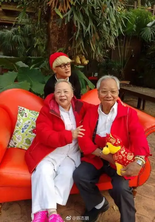 陈志朋带父母红装出镜山上休闲,一家三口搞怪拍照,好温暖