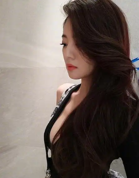 42岁辣妈安以轩,依然保持丰满的身材曲线,每一处都充满了吸引力